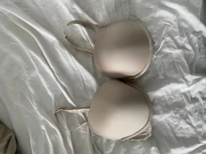 Beige BH i strl 75D - BH i strl 75D, är en sådan man kan tvätta i tvättmaskin utan att den ”viker” sig. Säljes pga att den ej kmr till användning längre. Säljes för 50 kr exkl. frakt. Kan fraktas eller mötas upp i Göteborg. Finns på fler sidor!