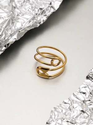 Ring i Stål med 18k Pvd Guld, Vattentålig - CORA - Smycket är hypoallergent och vattentåligt – perfekt för daglig användning, även i dusch, träning eller på resa och är lämpliga även för känslig hud.  Användning & skötsel: För att bevara glans och färg så länge som möjligt, undvik kontakt med starka kemikalier såsom parfym och rengöringsmedel. Förvara torrt när det inte används. Vid korrekt skötsel behåller smycket sin glans i upp till två år eller mer – utan att mörkna.  Material: Rostfritt stål Plätering: 18k guldplätering (PVD) Justerbar