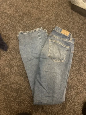 Bootcut jeans - Mörkblå lågmidjade bootcut jeans från Gina Tricot. Perfekt i storleken!