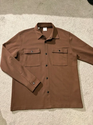 Overshirt Selected Homme - Stilren och snygg overshirt från Selected Homme i 60% bomull & 40% polyester🧶🙌Perfekt nu när våren närmar sig🤩 Den är knappt använd. Släng iväg ett meddelande vid intresse!😁 Passformsbilder går att få om man hör av sig privat och är intresserad🤝