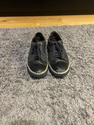 Svarta sneakers med snörning - Feta lanvins! Men ganska slitna pris kan diskuteras. Byte funkar också