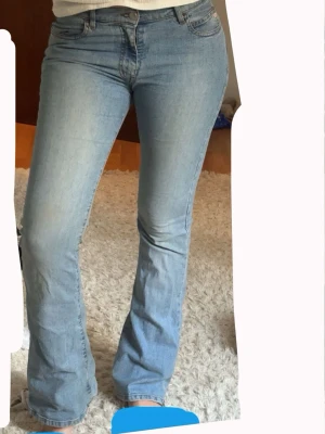 Ljusblå bootcut jeans  - Säljer ett par ljusblå bootcut jeans från miss sixty med klassisk femficksmodell och normal midja. Jeansen har en lätt tvättad look. Perfekta till en avslappnad stil. Skulle säga det är i storlek S