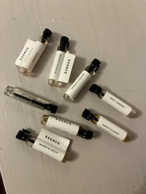Parfymprover från ESSNCE, 8 dofter - Säljer ett set med åtta parfymprover från ESSNCE. Innehåller dofterna Bacco Le Doux, Hot Mimosa, Delicat Jasmine, Woody Sandal, Very Cherry, Sassy Classy, Sweet Cara och Warm’n Spicy. Små glasflaskor med svart kork, perfekta att testa olika dofter.  I butik kostar en 45kr. Jag tar 14kr/ st. En riktigt bra deal. 
