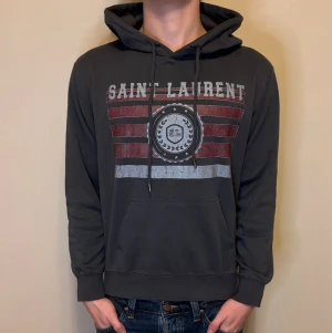 Saint Laurent  - Tja! Säljer en Saint Lauren Hoodie i storleken (M)-skick 9/10. Vid minsta fundering hör av er!
