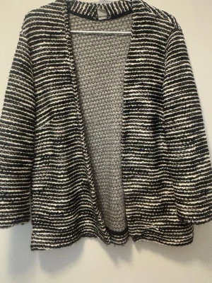 Svartvit randig kofta - Snygg svartvit kofta från hm.