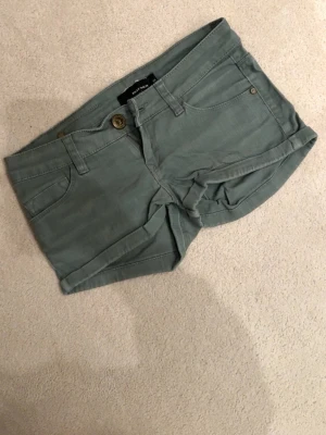 Gröna shorts  - Snygga lågmidjade gröna shorts. Dom är så bra skick, skriv för frågor och prisförslag. Midjemått: 37cm, grenhöjd: 13cm 