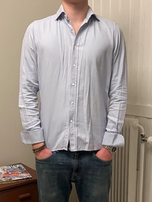 Manschett skjorta Stenströms - Snygg ljusblå manschett skjorta ifrån Stenströms . Skjorta är av modellen Twofold Super Cotton och är custom made så för vidare detaljer kring storlek så är de bara att höra av sig! Storleken är 38