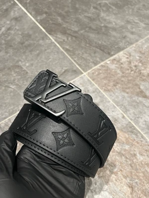 Louis Vuitton Bälte - Sprillans nya LV bälten , skickas samma dag. Hör av er vid minsta lilla fundering!