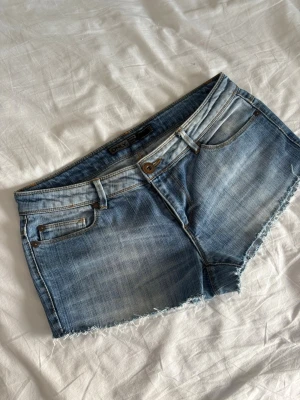 Blå jeansshorts från ONLY - Snygga blå jeansshorts från ONLY med fransig kant och klassisk femficksdesign. Jätte snygga💕💕