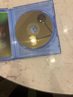 EA Sports FC spel till PlayStation - Säljer ett EA Sports FC spel till PlayStation i blå plastfodral. Spelet är på skiva och kommer med ett omslag med fotbollstema. Perfekt för dig som gillar sportspel och vill bygga ditt eget Ultimate Team.