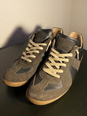 Maison Margiela Gats sneakers - Strl 44 - Säljer ett par Maison Margiela gat sneakers i storlek EU 44.                                                                                 Skick: Använda, men i bra skick. Normal slitage på mockan och sulan (se bilder). Inga hål, inga sprickor, inget som påverkar användning.                                      || 💬 Hör av dig vid frågor eller rimliga bud ||                       || OBS, ingen skolåda. ||