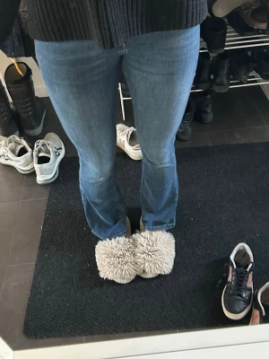 Blå bootcut jeans från ONLY - Säljer ett par blå bootcut jeans från ONLY med normalhög midja. 