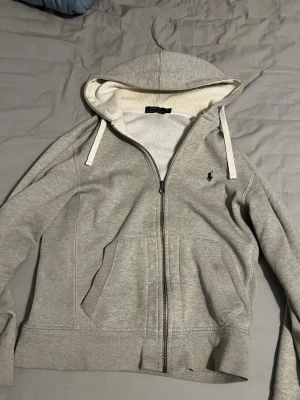 Polo hoodie  - Polo hoodie i extremt bra skick! Den är som ny och knappt använd. Storlek S men passar även M! Jag har själv storlek M men den sitter extremt bra på mig ändå. 