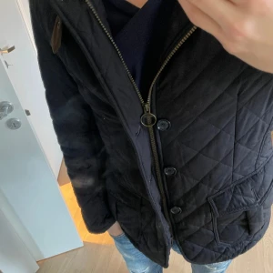 Barbour Jacka - Bra skick inga skador jag är 177 väger 77 kg och sitter bra på mig fraktar bara med PostNord 