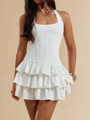 Vit klänning med volanger  - Super fin vit klänning med volanger nertill, perfekt inför studenten. Den är helt ny och oanvänd.💗