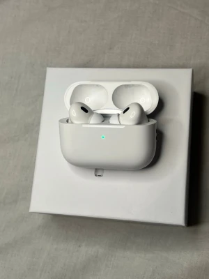 Apple AirPods Pro 2 - AirPods Pro 2- nyskick    Säljer ett par AirPods Pro 2:a generationen med MagSafe (USB-C). De är helt oanvända, endast öppnade.  ✔️ Serienummer matchar kartong & hörlurar ✔️ Aktiv brusreducering (Noise Cancellation) ✔️ Transparency Mode ✔️ MagSafe-laddningsetui (USB-C)  Kan skicka fler bilder privat vid behov. Skickas snabbt och säkert 📦  Priset kan diskuteras vid snabb och smidig affär. Fråga vid minsta fundering  Kolla gärna min profil för mer info!
