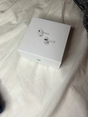 Apple AirPods Pro trådlösa hörlurar - Säljer ett par Apple AirPods Pro i originalförpackning. De är vita, har en stilren och kompakt design med silikonproppar och laddningsetui. Perfekta för dig som vill ha grymt ljud och brusreducering till mobilen eller datorn.