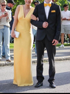 Balklänning  - Balklänning från meshki, använd 1 gång på balen. Finns små tecken på användning. Se bild 6 men syns knappt.