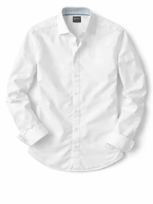 Använd 2 ggr 🩵🩵🩵🩵🩵🩵 - Klassisk vit skjorta från Hugo Boss i modellen Sharp Fit. Skjortan har lång ärm, knappar framtill och en snygg detalj med mönstrat tyg på insidan av kragen. Perfekt för dig som gillar en clean och stilren look.