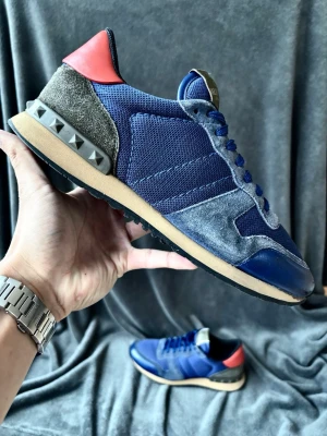 Valentino rockrunner skor - Valentino rockrunner skor | orginalstorlek 41, passar mer 42, fråga om innermått vid osäkerhet | ingår: endast skorna