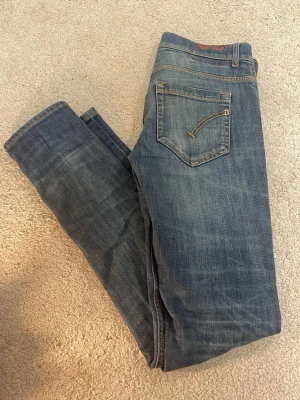 Dondup George  - Säljer ett par mörkblåa dondup George jeans i storlek W30.  Jeansen är i bra skick med en liten defekt som du ser på bild 5, men den defekten sitter på insidan av byxorna och syns inte när du bär dem!🙌.                                                               Hör av er vid intresse!!