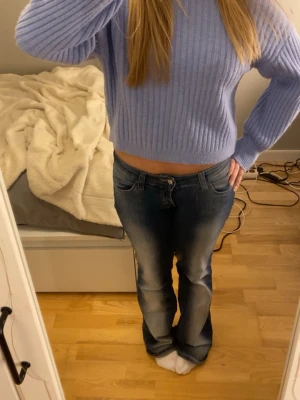 Blå stickad tröja  - Säljer en blå stickad tröja, jättesöt och mysig😇