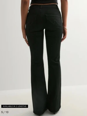 Svarta bootcut jeans från Nelly - Säljer ett par byxor från Nelly som är helt oanvända. De är endast provade hemma och har därefter legat i garderoben. Ny pris 699, säljer dom för ett extremt bra pris då de är helt oanvända💕 