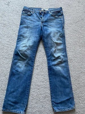 J Lindberg jeans - Säljer ett par snygga jeans från j lindberg. De har en najs trendig tvätt. Påminner ganska mycke om archive aktigt. Laidback å sånt. Hör av er vid frågor!