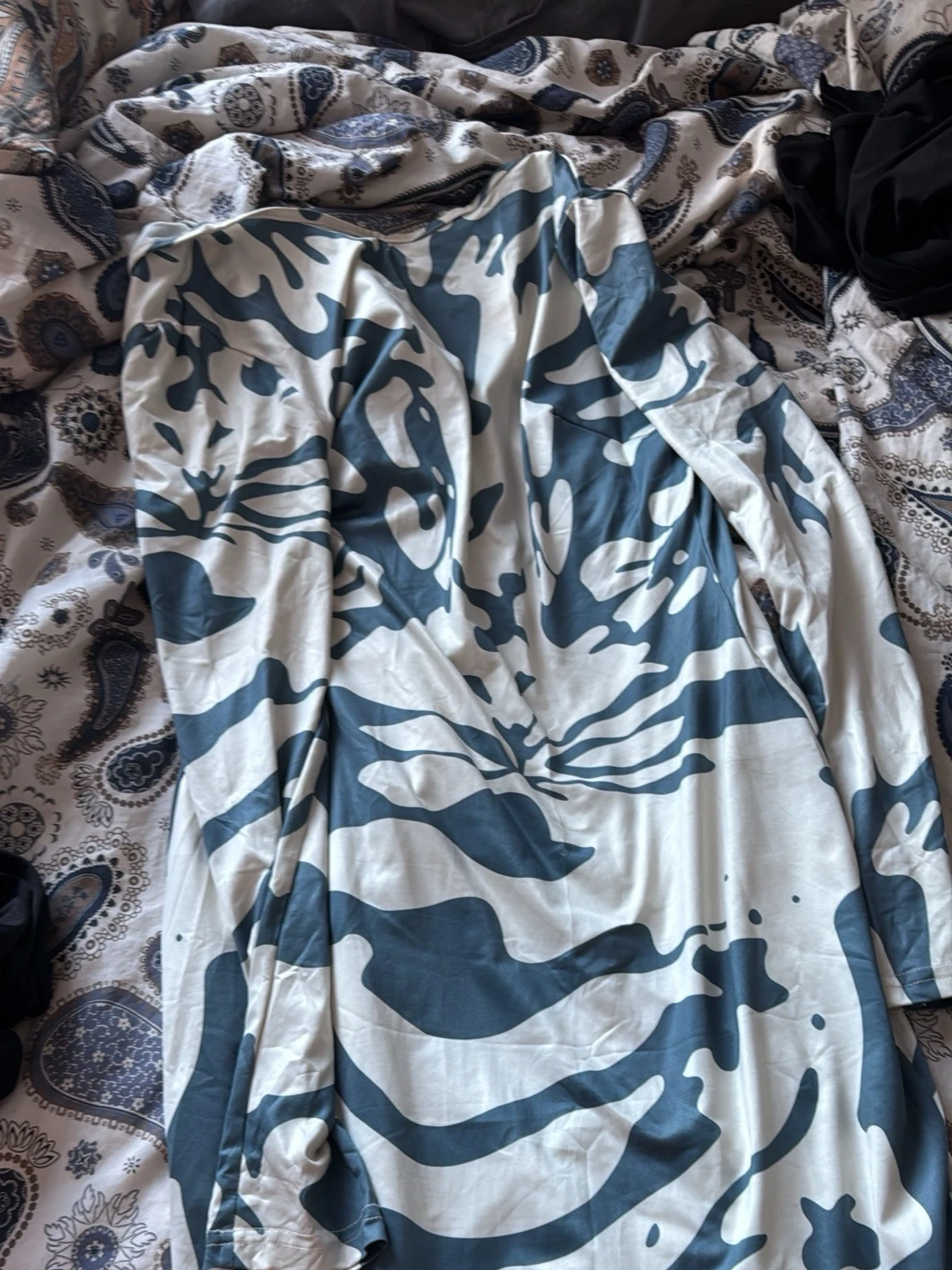 Vit och blå långärmad klänning