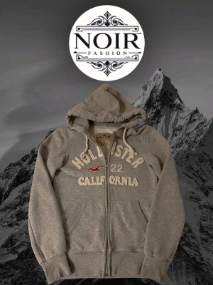 Grå zip hoodie från Hollister - Säljer denna sällsynta och mycket eftertraktade Hollister hoodien | Passar 160-170 | Mycket bra skick | Vid eventuella frågor hör gärna av dig och erbjuder bra pris vid köp av bundle😁✅