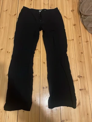 Kostymbyxor svarta - Snygga lowwaist kostymbyxor💕Säljer pga att dem är för små innerbenslängd:70cm midjemått: 36cm rakt över