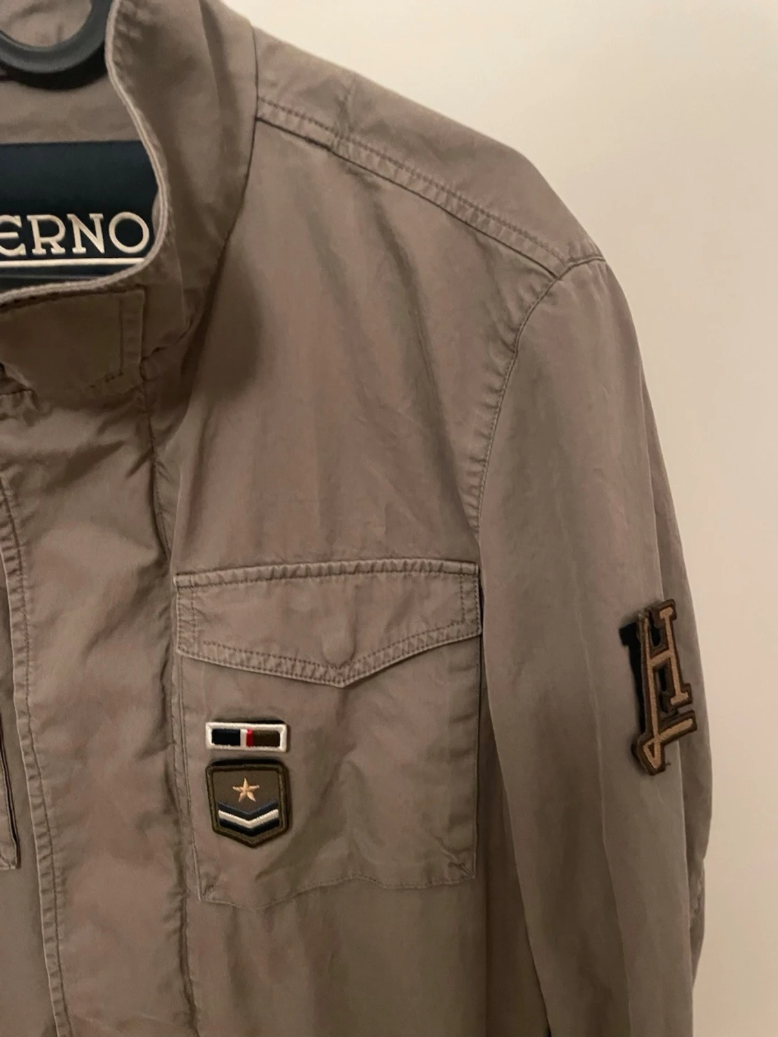 Beige jacka från Herno med patchar - 1