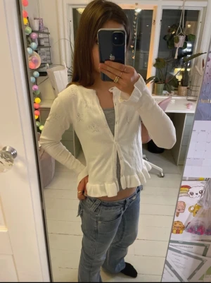 Söt vit kofta - En jättefin kofta med fina detaljer i mycket bra skick. 🩷 Storlek 146/152 men funkar också bra som xxs/xs. Pris kan diskuteras.