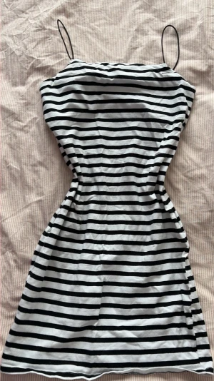 Randig klänning med tunna ärmar  - En super söt klänning från Sinsay i storlek xs 💕💕💕