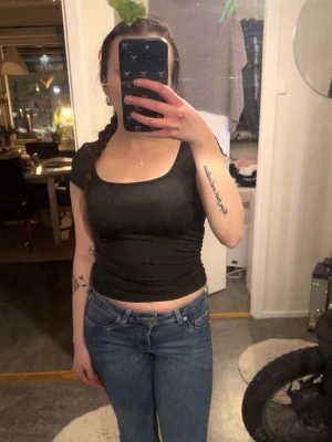 Tre tighta toppar i svart, grå och vit  - Säljer tre snygga, tighta toppar med kort ärm och fyrkantig ringning. Finns i svart, grå och vit. Alla tre är croppade och sitter figurnära, perfekta till jeans eller kjol. Materialet känns stretchigt och bekvämt. Den vita känns dock någon storlek mindre än de andra. 50kr för alla tre, annars 30kr/st.