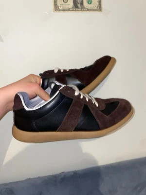 Bruna mm gats - Riktigt feta bruna mocka gats hål på vänster skon mockan sprack går att täcka över med svart tejp typ helt ärligt dom skönaste skorna som jag har ägt tar gärna emot byten priset är såklart inte spikat 😁 