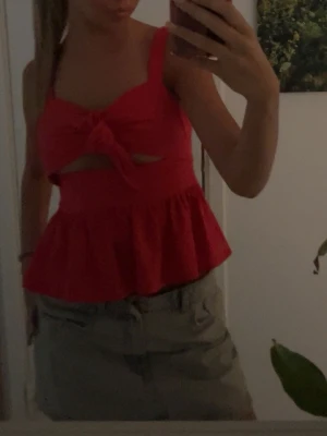 Röd söt topp zara - Säljer nu denna så söta topp ifrån Zara. Köpte denna i somras men bara använd 1 gång. Inga defekter eller slitningar. Storlek XS men passar mig som är en S❤️❤️❤️