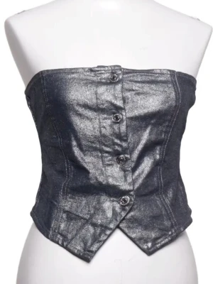Metallic silver tubtopp med knappar - Unika metallic silverfärgad tubtopp i jeansmaterial, fyra dekorativa knappar framtill. Toppen har en cool, glansig finish och en spetsig nederkant som ger en edgy look. Perfekta för dig som vill sticka ut och addera lite futuristisk vibe till outfiten. Köpt från Gina Tricot, använts en gång 🎆 