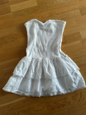 Gina tricot vit klänning  - Vit miniklänning från Gina tricot. Använd en gång. Stl M. 