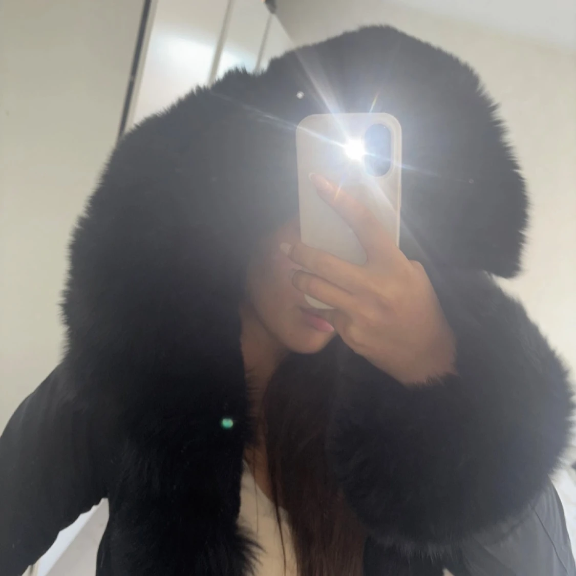 Svart pälsjacka med stor krage - 4