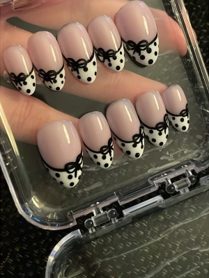 Gulliga Press on naglar 🎀  - Super söta handgjorda press on naglar i kort mandel form. Du får med allt du behöver för att sätta på dem🩷 