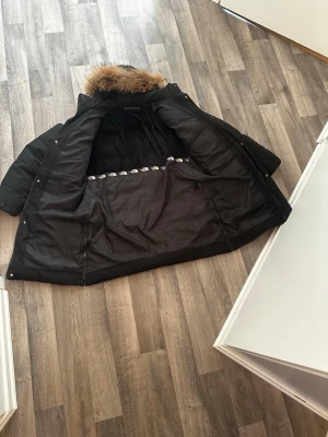 The north face kacka - Säljer en svart parkas med huva och fuskpälsdetalj. Jackan är vadderad och har en längre modell som håller dig varm under kalla dagar. Praktiska fickor och dragkedja framtill. Perfekt för dig som vill ha en stilren och funktionell vinterjacka.