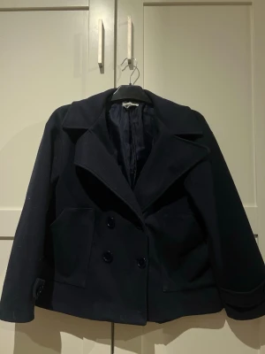 Design by si kappa - Säljer denna as snygga marinblå kappan ifrån design by si, strl xs/s men skulle passa alla kroppstyper. Den har otroligt bra kvalitet men kommer tyvärr ej till användning🩷 nypris runt 900kr