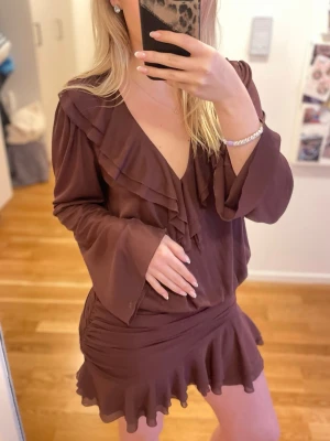 Vinröd Klänning - Såå fin vinröd volangklänning ifrån Zara, storlek S❤️ Helt ny, med prislapp kvar!!