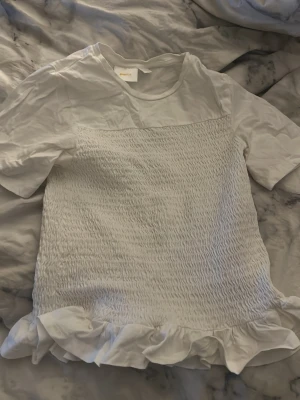 Vit volang topp  - En vit söt topp från Gina Young, använd någon gång