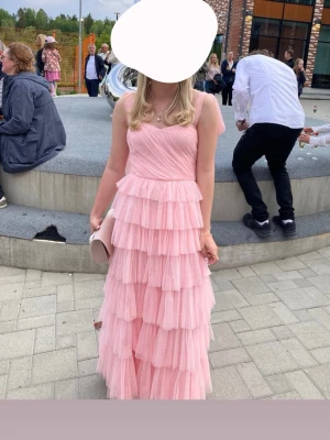 Ljusrosa balklänning  - Nu säljer jag min jättefina balklänning, endast använd 1 gång❣️❣️Axelbanden knyter man och klänningen är uppsydd för att den ska vara perfekt i längden💞 För mig som är 160cm lång så passar den perfekt i längden när jag hade ballerinaskor på mig🥰 