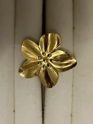 Guldfärgad blomring i metall - Söt justerbar blomring i guld💞  
