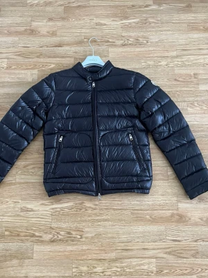 Moncler Acorus - Säljer de här perfekt vårjackan från moncler då den blivit för liten. Jackan är en moncler acorus som är i väldigt bra skick då den är sparsamt använda . Den är i stl 1 motsvarande S.                       Skriv vid frågor, mer bilder eller likande. Priset är ej hugget i sten!