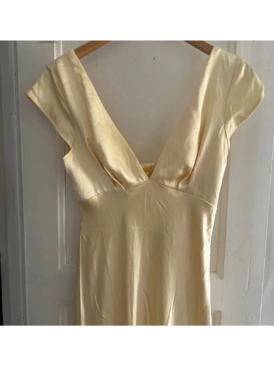 Ljusgul långklänning med öppen rygg - 2