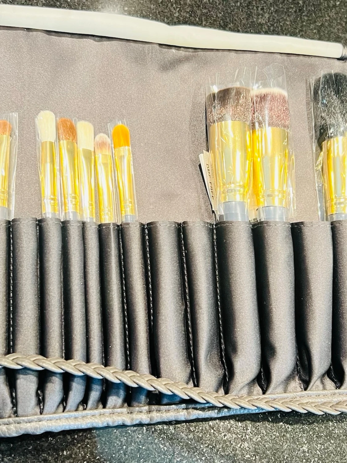 Lyxigt sminkborstset i guld och svart